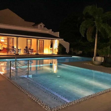 Avenue Suites Bacolod Esterno foto