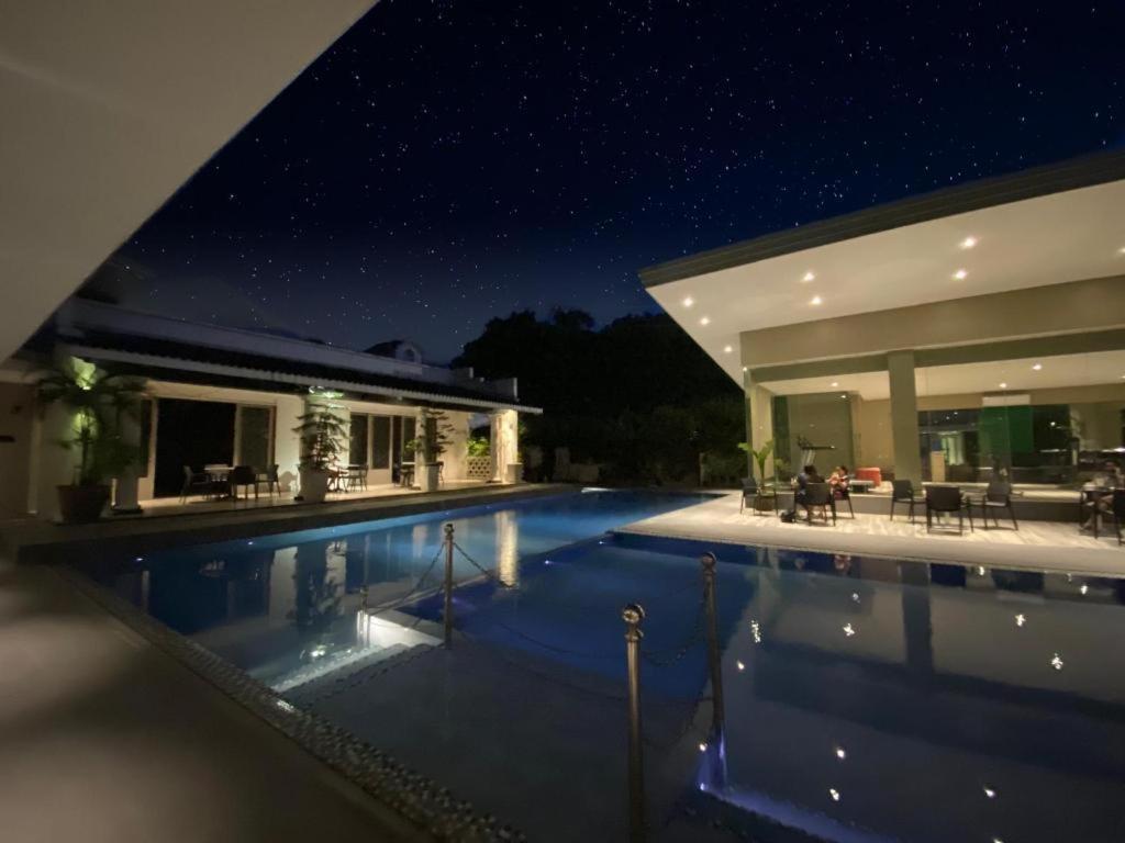 Avenue Suites Bacolod Esterno foto