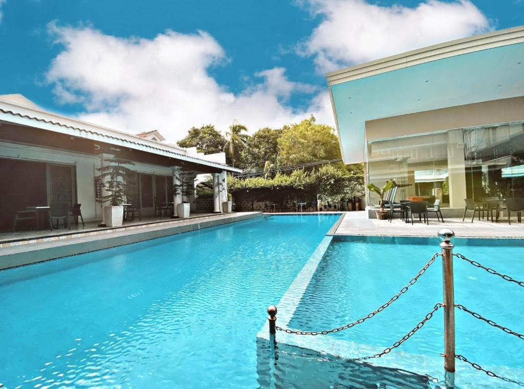 Avenue Suites Bacolod Esterno foto