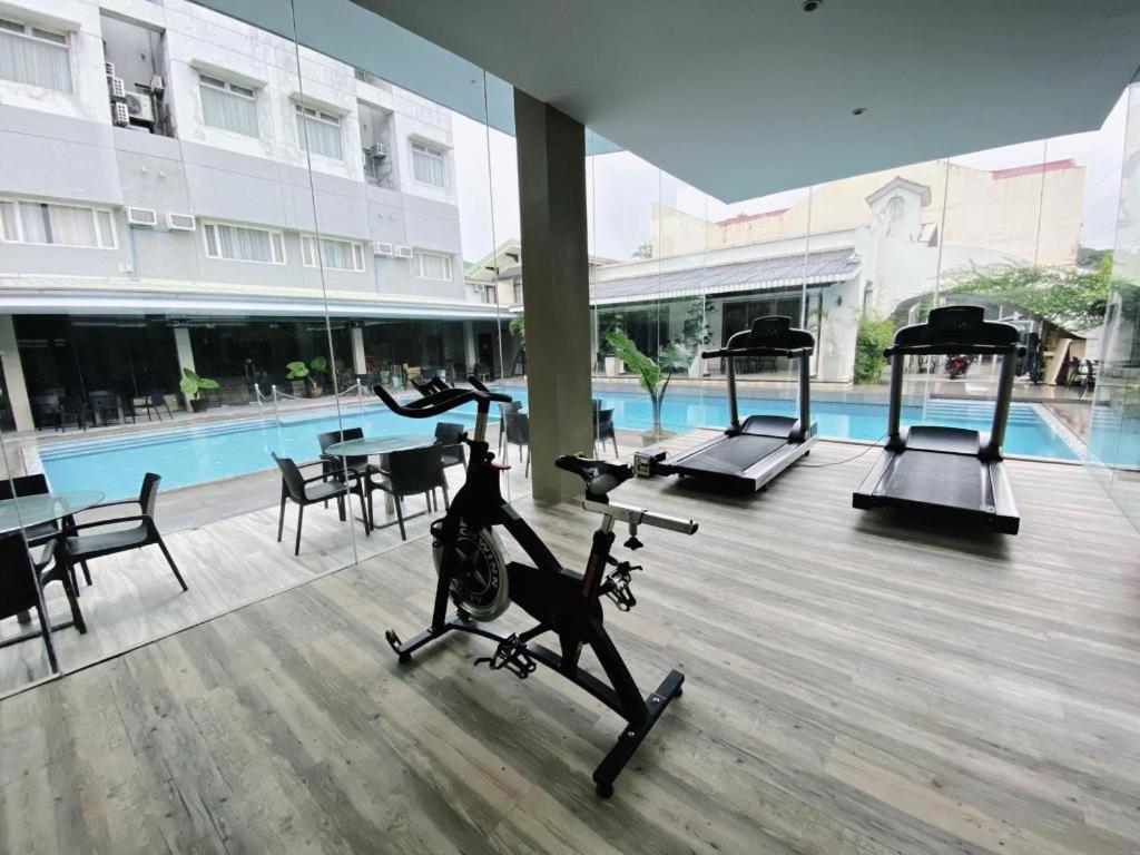Avenue Suites Bacolod Esterno foto