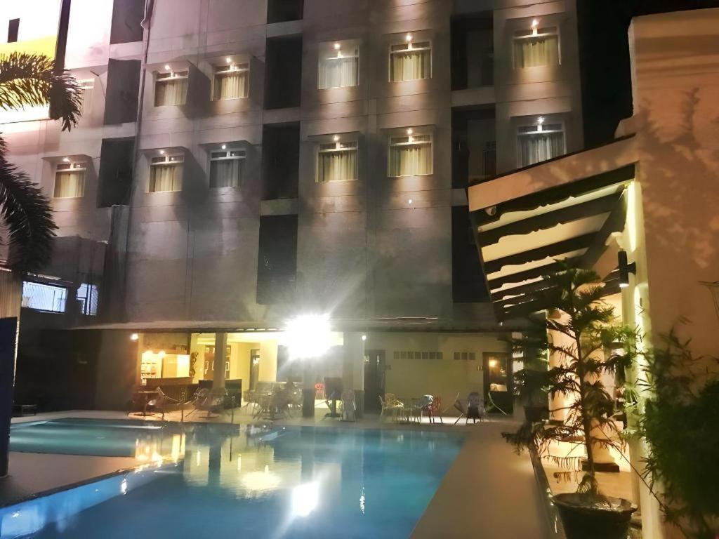 Avenue Suites Bacolod Esterno foto