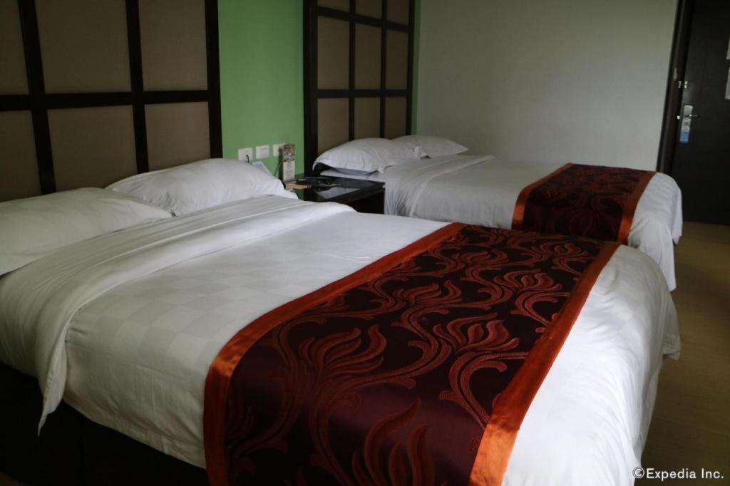 Avenue Suites Bacolod Esterno foto