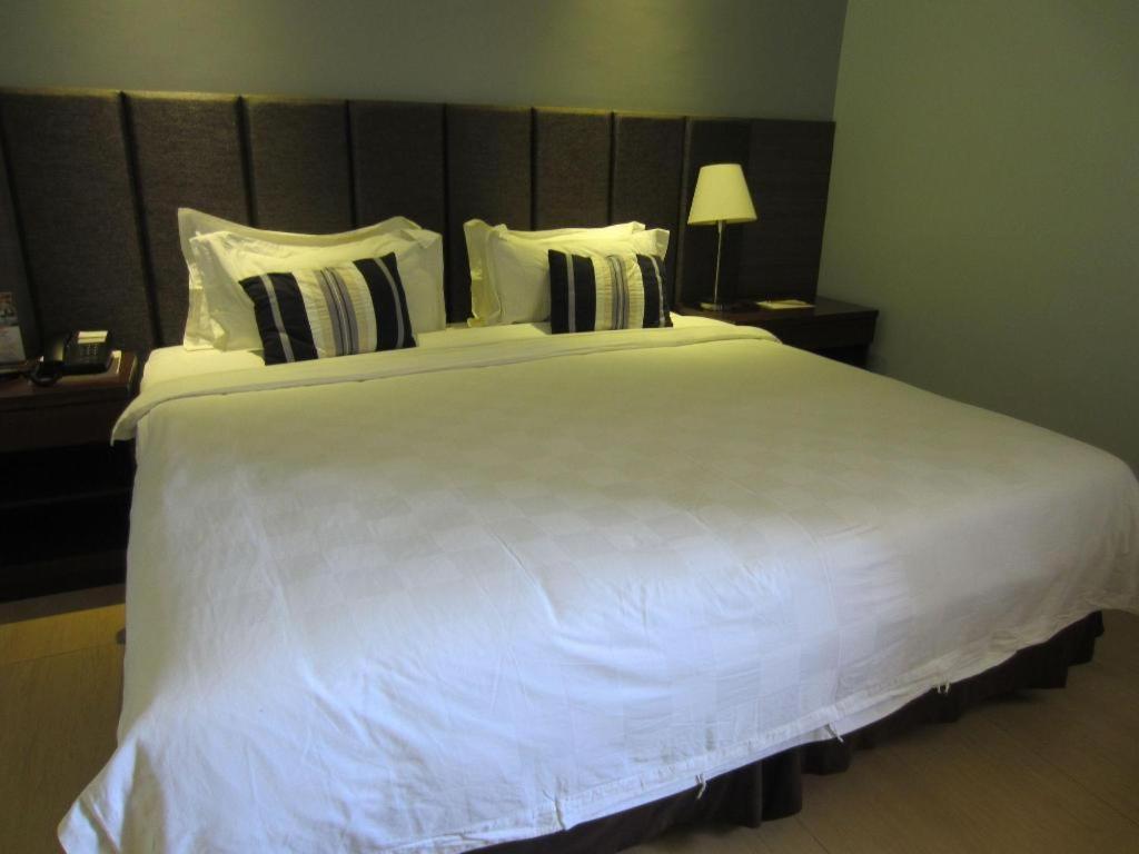 Avenue Suites Bacolod Esterno foto