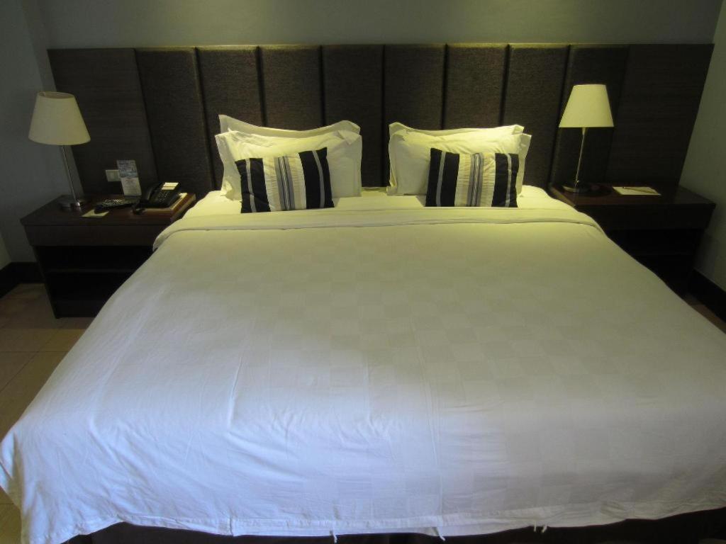 Avenue Suites Bacolod Esterno foto