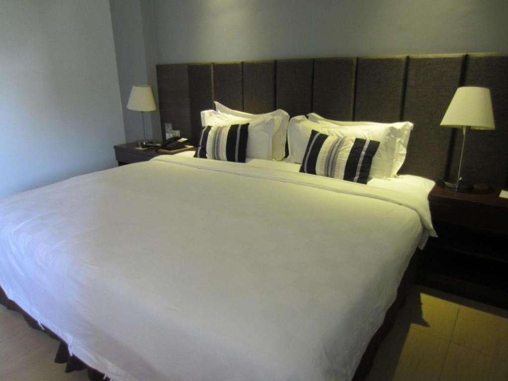 Avenue Suites Bacolod Esterno foto
