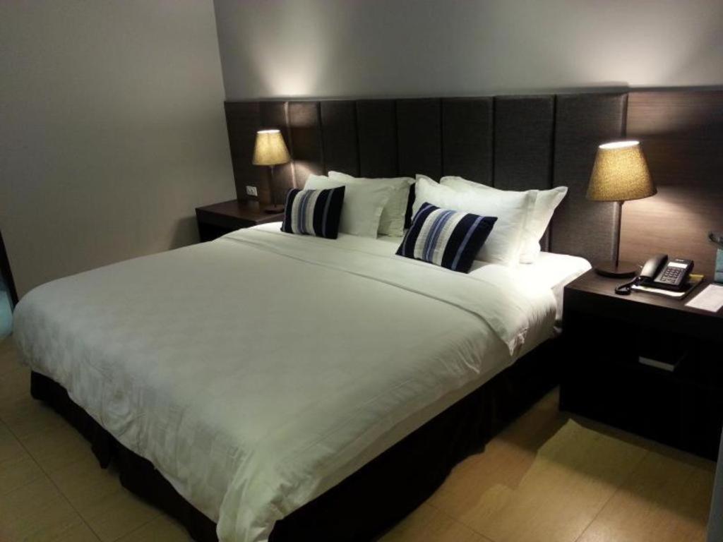 Avenue Suites Bacolod Esterno foto