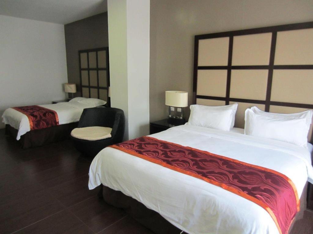 Avenue Suites Bacolod Esterno foto