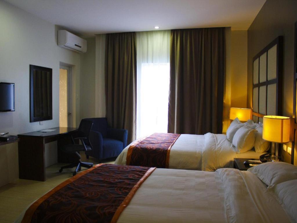 Avenue Suites Bacolod Esterno foto