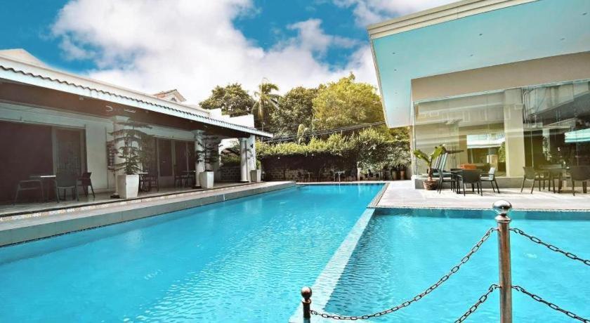 Avenue Suites Bacolod Esterno foto