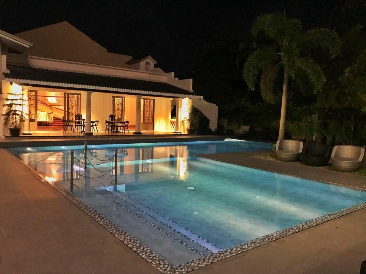 Avenue Suites Bacolod Esterno foto